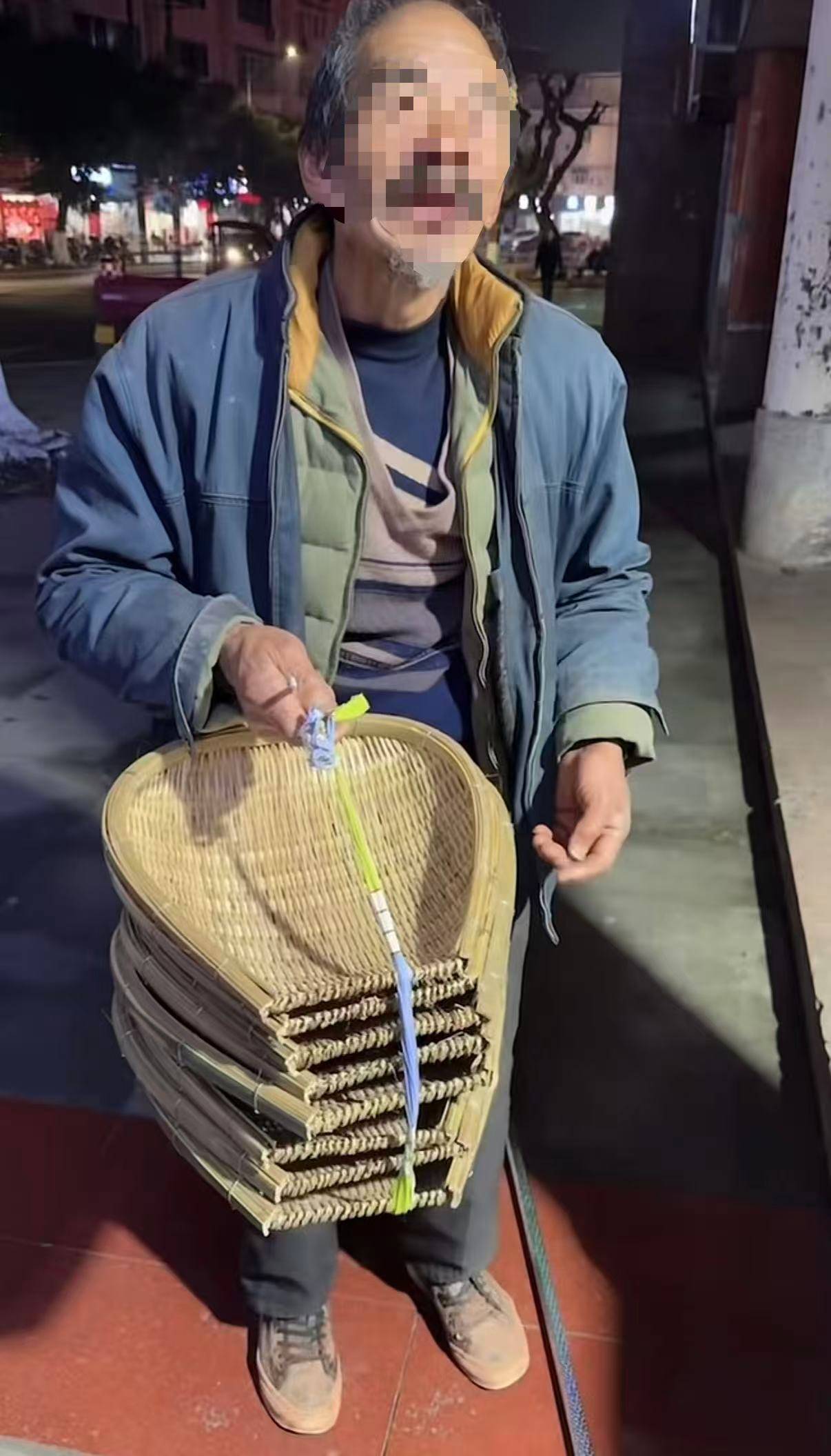 四川一大爷进城卖手工筲箕,卖不完就睡桥洞,拒绝好心女店主代卖,女店主干脆全部买下