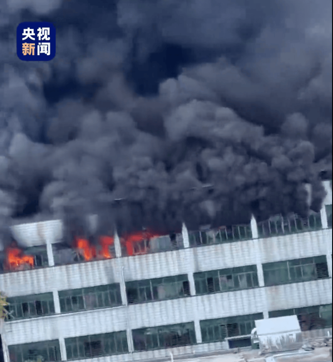 一鞋厂突发火灾，造成人员伤亡，183人正在全力扑救