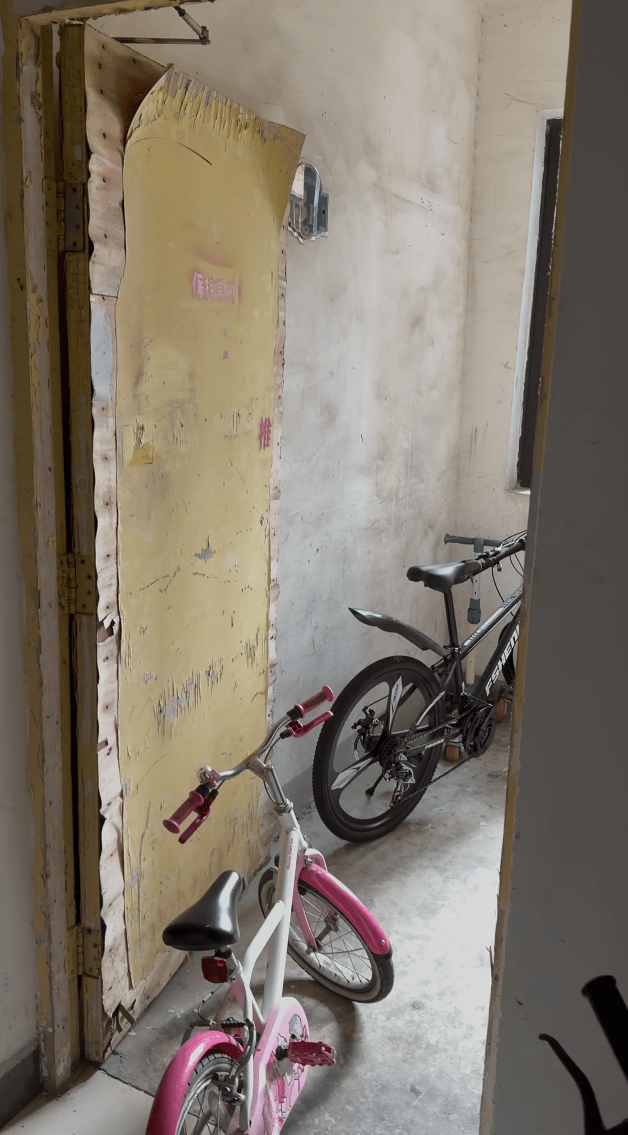 探访长沙起火高层住宅：逃生通道有杂物堆放，邻居称事发时无明火