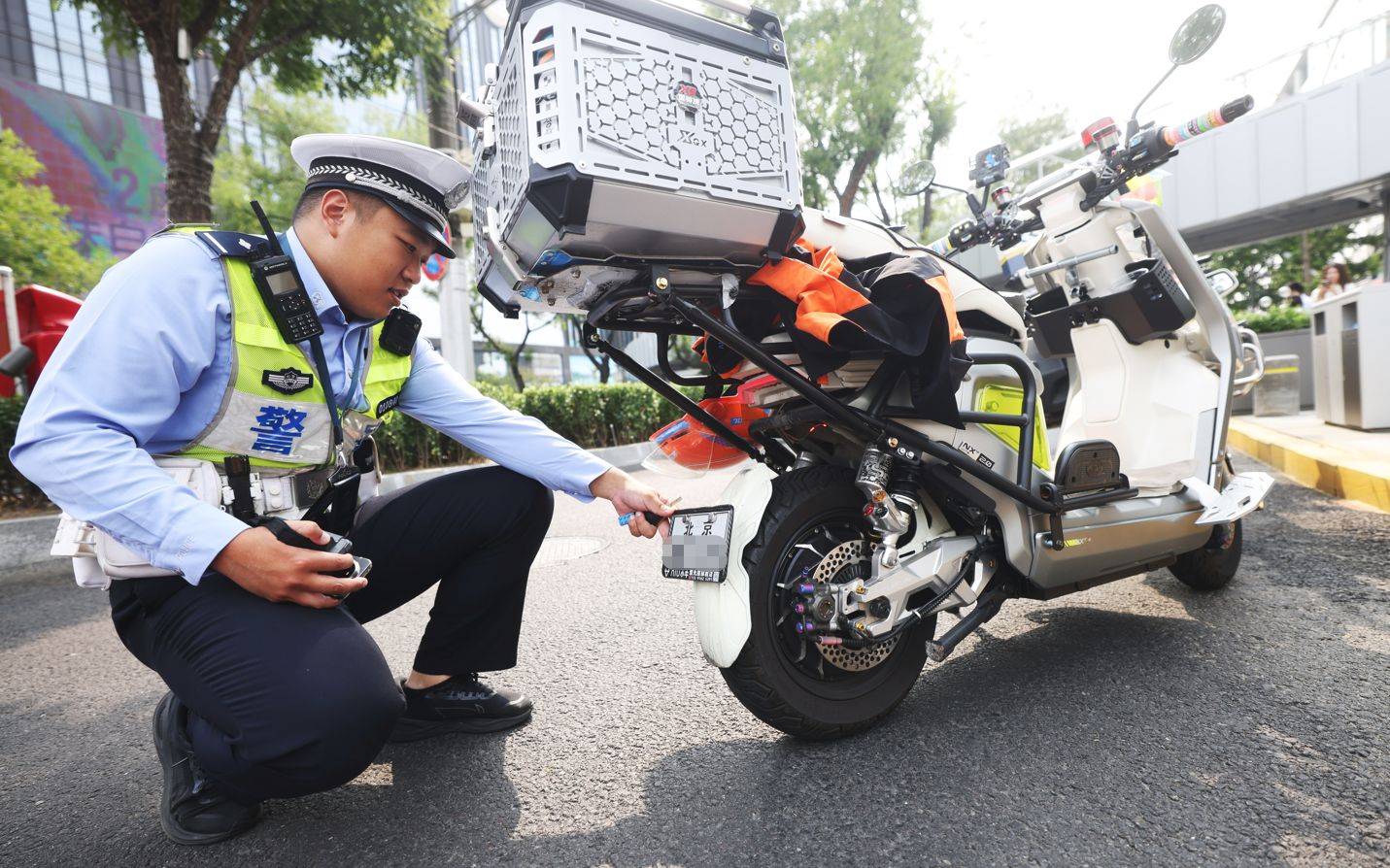 交警：您知道这是什么车吗？骑手：不是电动车吗？交警：是电摩