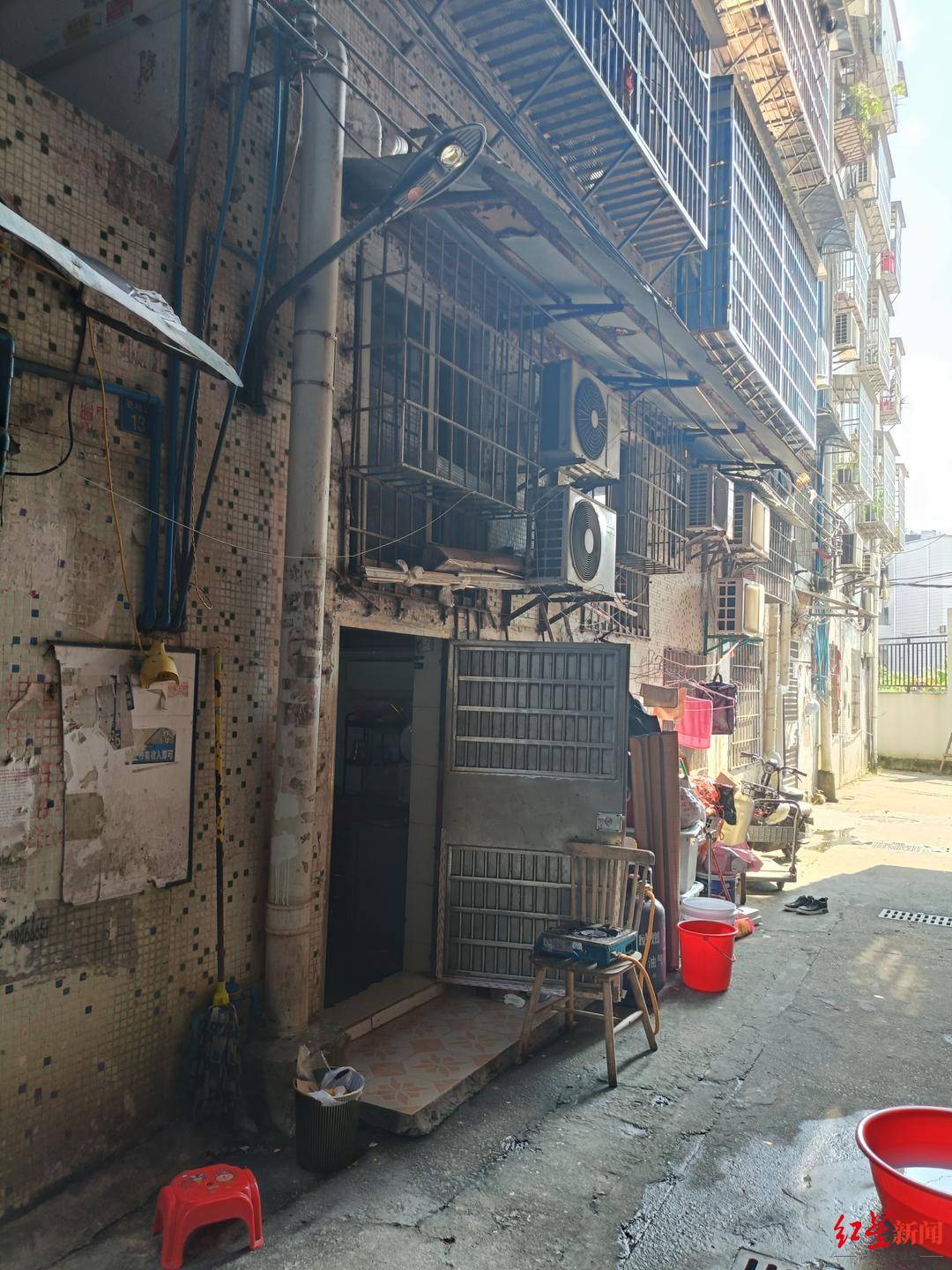 “梅姨”微信朋友圈曝光，在广州期间曾用“谢某珍”登记，社区环卫工称其身高1.5米左右